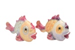 COIMBRARTE - Par de simpáticas esculturas na forma de peixe, e faiança vidrada, policromada e dourada, com glazed Furta-Cor Iridescente.  Peças Vintage Kit dos anos 50/60. Marca de manufatura "Coimbrarte". Med. 19 x 29 x 12 cm (medidas totais de cada escultura).Presença de antigos restauros e pequenas perdas. Acervo Particular Rio de Janeiro/RJ.