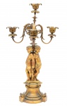Belíssimo candelabro "single" de bronze dourado, para cinco (5) velas, no estilo império francês, com três "querubins" na base. França - Século XIX. Peça de boa fundição. Med. 70 x 38 x 26 (medidas totais). Marcas do tempo. Originalmente o candelabro era para 6 velas. Desgastes na douração. Acervo Particular Rio de Janeiro/RJ.