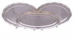 Elegante conjunto composto por 3 travessas ovais provenientes de baixela de metal prateado, marca de fabricação Wolff. Med 2 x 44 x 30 cm; 2 x 44 x 30 cm; 2 x 48 x 19 cm (medidas totais). Marcas de uso. Desgastes e arranhões. Acervo Particular Rio de Janeiro/RJ.