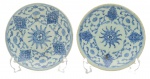 Arte Oriental - Par de pratos de pequenas dimensões de porcelana oriental vidrada com esmaltes em azul sobre branco.  Marca (selo) no verso. Med. 17 cm (diâmetro). Marcas do tempo. Acervo Particular Rio de Janeiro/RJ.
