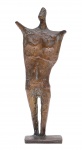 Francisco Stockinger (Traun, Áustria 1919 - Porto Alegre RS 2009), "Figura Masculina". Escultura de bronze. Med. 25 X 9 X 5 cm (medidas totais). Marcas do tempo. Acervo Particular Rio de Janeiro/RJ. Nota Biográfica: Escultor, gravador, desenhista, caricaturista, xilógrafo, professor. Vem para o Brasil em 1921; Francisco Stockinger passa a residir em Porto Alegre em 1954, onde colabora com caricaturas para jornais locais e realiza xilogravuras, revelando o interesse pelo trabalho com o volume e o espaço.Sua produção escultórica em metal revela inicialmente afinidade com uma tendência expressionista de teor arcaizante, com ênfase na produção de figuras sintéticas, por meio do uso dos mais diversos materiais e acabamento áspero. Certas formas retorcidas, concebidas pelo artista, acrescentam às figuras uma conotação de tensão ou dor. A partir dos anos 1970, ocorre uma grande modificação em sua obra, como aponta o estudioso Armindo Trevisan. O artista passa a trabalhar também com o mármore, o granito e outras rochas. Cria suas esculturas a partir de deformações sugeridas pelos próprios materiais . Nota de Procedência: Esta obra foi Pela Familiar do atual proprietário diretamente no ateliê do artista.