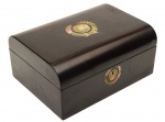 Belíssima caixa de madeira nobre ebanizada ostentando adorno em madrepérola na tampa e no espelho da fechadura e no seu entorno. Internamente forração em tecido. Med. 14 x 30 x 21  cm (medidas totais). Marcas do tempo e de uso. Pequenas faltas. Acervo Particular Rio de Janeiro/RJ.