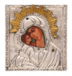 Arte Sacra - Antigo ícone Russo, pintura representando Nossa Senhora com menino jesus, revestido por placa de prata , sendo o resplendor de metal dourado contrastado. Presença de marca de manufatura ilegíveis. Med. 15,5 x 14 x 2,5 cm (medidas totais). Peso total: 317 gramas. Marcas do tempo. Sujidade, craquele e pequenas perdas pictóricas. Acervo Particular/RJ. Nota: Ícones ortodoxos russos são representações artísticas de figuras religiosas, especialmente de Jesus Cristo, Maria, santos e eventos bíblicos, utilizadas na Igreja Ortodoxa Russa para fins devocionais e litúrgicos. São caracterizados por técnicas específicas de pintura, simbolismo e um profundo significado teológico. Cada elemento do ícone, como cores, gestos e vestimentas, possui um significado simbólico que ajuda a transmitir a mensagem espiritual. A produção de ícones é considerada uma forma de arte sagrada na Igreja Ortodoxa, exigindo preparação espiritual e técnica do pintor. Ícones são venerados como janelas para o mundo espiritual, servindo como pontos de foco para a oração e a contemplação. A tradição de ícones russos se desenvolveu após a adoção do cristianismo ortodoxo pela Rússia de Kiev, com forte influência bizantina.