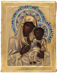 Arte Sacra - Antigo ícone Russo, pintura representando Nossa Senhora com menino jesus, revestido por placa de prata contrastada, sendo o resplendor dourado finamente adornado por policromia em esmaltes multicoloridos. Marca de contraste correspondente a Rússia - Século XIX, cerca de 1.800. Med. 18 x 14 x 3 cm (medidas totais). Peso total: 374 gramas. Marcas do tempo. Sujidade, craquele e pequenas perdas pictóricas. Acervo Particular/RJ. Nota: Ícones ortodoxos russos são representações artísticas de figuras religiosas, especialmente de Jesus Cristo, Maria, santos e eventos bíblicos, utilizadas na Igreja Ortodoxa Russa para fins devocionais e litúrgicos. São caracterizados por técnicas específicas de pintura, simbolismo e um profundo significado teológico. Cada elemento do ícone, como cores, gestos e vestimentas, possui um significado simbólico que ajuda a transmitir a mensagem espiritual. A produção de ícones é considerada uma forma de arte sagrada na Igreja Ortodoxa, exigindo preparação espiritual e técnica do pintor. Ícones são venerados como janelas para o mundo espiritual, servindo como pontos de foco para a oração e a contemplação. A tradição de ícones russos se desenvolveu após a adoção do cristianismo ortodoxo pela Rússia de Kiev, com forte influência bizantina.