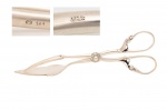 Maison Jensen - Elegante pegador para assados de prata dinamarquesa, Marca de contraste da Maison George Jensen,  teor - 925 milésimos (Sterling Silver). Med. 20 x 6,5 cm (medidas totais). Peso total: 108 gramas. Marcas do tempo e de uso. Acervo Particular Rio de Janeiro/RJ. Nota: Georg Jensen foi um ourives e designer dinamarquês, nascido em 31 de agosto de 1866, que se destacou por sua aplicação comercial do design moderno em prata. Ele fundou a empresa Georg Jensen A/S, conhecida por seus produtos de prata e design escandinavo, em 1904. A marca se tornou sinônimo de artesanato de qualidade e design atemporal.  ... "NÃO SIGA A MODA, MAS DEIXE-SE GUIAR PELO PRESENTE. ( Georg Jensen).