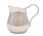 CHRISTOFLE - Elegante leiteira de metal com banho de prata . Marca de manufatura Christofle. Famosa fabrica de Ourivesaria Prateada para Serviços de Mesa de origem Francesa. Med. 9,5 x 11 x 6,5 cm (ME). Marcas de uso. Acervo Particular Rio de Janeiro/RJ. Nota Histórica: A tradicional empresa foi fundada em 1830 quando o joalheiro francês Charles Christofle assumiu o comando da pequena joalheria pertencente à família de sua mulher, que desde 1793 atuava nesse ramo. Devido à qualidade de seus produtos a CHRISTOFLE se tornou fornecedora oficial da co