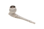 Arte Oriental - Cachimbo dito para ópio, formado por fornilho e piteira de metal revestido por prata. Sua superfície ostenta desenhos característicos aos seus similares de origem Paquistanesa oriundos dos povos das montanhas Hindukush e Himalaya. Med. 12 x 5 x 3 cm (medidas totais). Peso total : 37 gramas.  Marcas do tempo e de uso com pequenas perdas e desgastes. Acervo Particular Rio de Janeiro/RJ
