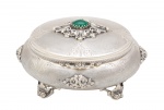 Elegante caixa de prata no formato oval com 4 pés, finamente repuxada, guilhochada e cinzelada. Ostenta em sua tampa pedra na cor verde refinadamente encastoada. Marca da prata e de prateiro ilegíveis. Teor 800 milésimos. Med. 6 x 12 x 11 cm(medidas totais). peso total: 255 gramas . Marcas do tempo. Desgastes. Acervo Particular Rio de Janeiro/RJ.
