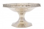 Elegante uveira de prata inglesa, com "corpo" de linhas retas e borda superior com gradil vazado. Marca da prata e do prateiro ilegível. Med. 9 x 14,5 x 14,5 cm (medidas totais). Peso Total: 266 gramas. Marcas do tempo. Acervo Particular Rio de Janeiro/RJ.