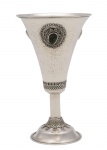 Elegante cálice de prata judaica, finamente adornado em baixo relevo e circundado por pedraria encastoada na cor preta. Marca do Prateiro não decifrado. Teor 925 milésimos. Med. 13 x 7,5 cm (medidas totais). Peso total: 81 gramas. Marcas do tempo e de uso . Acervo Particular Rio e Janeiro/RJ.