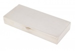 Elegante caixa para charutos de prata lisa revestida internamente por madeira. Marca de prateiro Corrêa. Teor 833 milésimos. Med. 4 x 24 x 10 cm (medidas totais). Peso total: 671 gramas. Presença de amassado em uma das quinas. Ondulação no revestimento. Acervo Particular Rio de Janeiro/RJ.