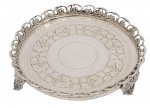 Porta aliança de prata nacional, galeria vazada , fundo cinzelado. Três pés. Prata de baixo teor, sem marca de contraste aparente. Med. 3 x 13 cm (medidas totais). Peso total : 145 gramas . Marcas do tempo. Acervo Particular Rio de Janeiro/RJ.