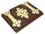 Elegante pasta para documentos de couro pirogravado guarnecida por belíssima ferragem de bronze com botões de cerâmica com anjinhos em reserva enquanto elementos de adorno. Internamente couro pirogravado e papel especial. Med. 2 x 22 x 19 cm (fechado); 2 x 44 x 19 cm(aberto). Marcas de uso. Desgastes. Acervo Particular Rio de Janeiro/RJ.
