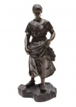 Oscar Ruffoni (Suiça, 1874 - 1946), " Colheita de trigo". Escultura de bronze patinado. Assinada. Med. 22 x 10 x 8 cm (medidas totais). Marcas do tempo e desgastes. Acervo Particular Rio de Janeiro/RJ. Nota: Oscar Ruffoni (O.Ruffony) foi um escultor suíço de destaque no início do séculoXX, cuja produção artisticamente diversa  de temas animais e esportivos a cenas históricas e religiosas  mostra grande virtuosidade técnica e refinamento. Sua obra continua valorizada em leilões e coleções, com presença significativa em museus europeus.