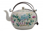 Arte Oriental - Simpático bule de porcelana da china decorado com esmaltes da família rosa. Pega de metal. Tampa presa por corrente. Marca na base . China - Século XX. Med. 12 x 16 x 12 cm (medidas totais). Marcas do tempo. Pequenas faltas. Acervo Particular Rio de Janeiro/RJ.