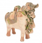 Arte Popular - Escultura de cerâmica pintada representando touro. Arte popular atribuível à Espanha, Século XX. Med. 15 x 14 x 5 cm . Marcas do tempo e algumas faltas. Acervo Particular Rio de Janeiro/RJ.