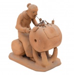Arte Popular - Manuel Eudócio - Escultura de barro cozido representando artesã rendeira. Brasil - Século XX. Med. 12 x 11 x 7 cm . Marcas do tempo. Acervo Particular Rio de Janeiro/RJ.