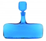 Inusitada garrafa com tampa de vidro artístico soprado na cor azul. med. 33 x 35 x 7 cm. Marcas do tempo. Acervo Particular Rio de Janeiro/RJ.