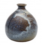 Vicco - Antonio Cordeiro (Guaxupé, MG, 1949 Caraguatatuba, SP, 1991), vaso de cerâmica artística esmaltada. Assinado Vicco . Datado 1982. Med. 14 x 11 cm de diâmetro. Participou da exposição "Esculturas e Objetos" no Masp em 1983. Marcas do tempo. Nota Biográfica: foi artesão eceramista. Iniciou sua carreira como artesãono início dos anos 1970, trabalhando comcouro, metal e madeira.Participou, em 1975, da criação do núcleopioneiro de cerâmica de alta temperatura noantigo Matadouro de Cunha, SP, juntamentecom Alberto Cidraes, Toshiyuki Ukeseki,Mieko Ukeseki, Rubi Imanishi e seu irmãoVicente Cordeiro (Vicco). No ano seguinte,trabalhou com Vicco em seu ateliê deTeresópolis, RJ. Em 1977, Toninho montouseu primeiro forno noborigama em MiguelPereira, RJ e, em 1983, um outro emCaraguatatuba, onde trabalhou os últimos8 anos de sua vida.Cordeiro começou a expor sua obra em 1974,ao participar de uma exposição coletiva naagência de publicidade Thompson, em SãoPaulo. Em 1987, aproxima-se do Projeto ArteLitoral Norte criado por Antonio Carelli eSandra Mendes, em Caraguatatuba,passando a integrar as mostras de cerâmicacontemporânea do grupo. Participa, assimdas versões 2, 5, 6, 7 e 8 do projeto, as duasprimeiras promovidas pela Secretaria deTurismo de Caraguatatuba em 1987 e 1988.Em 1989, a mostra é realizada no Sobradãodo Porto, Fundart, de Ubatuba e em CachoeiraPaulista; no ano seguinte ela acontece emSão Paulo, na Galeria Sadalla. AntonioCordeiro participou ainda da quarta versãoda Mostra Aberta de Cerâmica Arte, no MIS(1988) e da quinta, no Museu de ArteBrasileira da FAAP (1989), em São Paulo.Suas últimas participações ocorreram emcoletivas na Fundart, Ubatuba, e no CentroCultural de Caraguatatuba, em 1991, ano emque faleceu devido a um acidente de moto.Cordeiro tem duas obras públicas em Caraguatatuba: um mural de 9 metros quadradosna Câmara Municipal da cidade, cuja criaçãoele dividiu com Antonio Carelli e SandraMendes, e uma escultura em frente ao Museude Arte Contemporânea de Caraguatatuba- Macc. Em 1992 foi-lhe prestada umahomenagem póstuma no Museu de Artede São Paulo, onde esteve exposta suaescultura Figuras Entrelaçadas, que saiu doMasp, doada por sua família, diretamentepara a Estação D. Pedro II do Metrô de SãoPaulo. Na ocasião, o escritor Flávio GirãoCarvalho, afirmou textualmente sobre oartista que partiu prematuramente: AntonioCordeiro é a saga do homem tocado pelapaixão. Joga-se inteiro como hippie, artesão,operário do fazer ceramista. Desconhecea prudência do meio-termo, a precaução doresguardo. A terra, a água, o ar e o fogo,sua alquimia, sua febre, sua ternura, seudeslumbre. Ao amassar o barro, amalgama-seà argila, ao tocá-lo, torneia-se; ao queimá-lo,arde-se na matéria-prima. Todas as suasvidas sangram-se na revelação da forma,textura e cor, sonho tecido de sonhos. Nessavoragem se incorpora no brusco lance final,holocausto, linguagem do inatingível. Fonte: https://www.metro.sp.gov.br/wp-content/uploads/2023/08/Arte-no-Metro_Livro_-PDF-1.pdf