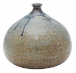 Vicco - Antonio Cordeiro (Guaxupé, MG, 1949 Caraguatatuba, SP, 1991), vaso de cerâmica artística esmaltada. Assinado Vicco . Datado 1980. Med. 17 x 18 cm de diâmetro. Participou da exposição "Esculturas e Objetos" no Masp em 1983. Marcas do tempo. Nota Biográfica: foi artesão eceramista. Iniciou sua carreira como artesãono início dos anos 1970, trabalhando comcouro, metal e madeira.Participou, em 1975, da criação do núcleopioneiro de cerâmica de alta temperatura noantigo Matadouro de Cunha, SP, juntamentecom Alberto Cidraes, Toshiyuki Ukeseki,Mieko Ukeseki, Rubi Imanishi e seu irmãoVicente Cordeiro (Vicco). No ano seguinte,trabalhou com Vicco em seu ateliê deTeresópolis, RJ. Em 1977, Toninho montouseu primeiro forno noborigama em MiguelPereira, RJ e, em 1983, um outro emCaraguatatuba, onde trabalhou os últimos8 anos de sua vida.Cordeiro começou a expor sua obra em 1974,ao participar de uma exposição coletiva naagência de publicidade Thompson, em SãoPaulo. Em 1987, aproxima-se do Projeto ArteLitoral Norte criado por Antonio Carelli eSandra Mendes, em Caraguatatuba,passando a integrar as mostras de cerâmicacontemporânea do grupo. Participa, assimdas versões 2, 5, 6, 7 e 8 do projeto, as duasprimeiras promovidas pela Secretaria deTurismo de Caraguatatuba em 1987 e 1988.Em 1989, a mostra é realizada no Sobradãodo Porto, Fundart, de Ubatuba e em CachoeiraPaulista; no ano seguinte ela acontece emSão Paulo, na Galeria Sadalla. AntonioCordeiro participou ainda da quarta versãoda Mostra Aberta de Cerâmica Arte, no MIS(1988) e da quinta, no Museu de ArteBrasileira da FAAP (1989), em São Paulo.Suas últimas participações ocorreram emcoletivas na Fundart, Ubatuba, e no CentroCultural de Caraguatatuba, em 1991, ano emque faleceu devido a um acidente de moto.Cordeiro tem duas obras públicas em Caraguatatuba: um mural de 9 metros quadradosna Câmara Municipal da cidade, cuja criaçãoele dividiu com Antonio Carelli e SandraMendes, e uma escultura em frente ao Museude Arte Contemporânea de Caraguatatuba- Macc. Em 1992 foi-lhe prestada umahomenagem póstuma no Museu de Artede São Paulo, onde esteve exposta suaescultura Figuras Entrelaçadas, que saiu doMasp, doada por sua família, diretamentepara a Estação D. Pedro II do Metrô de SãoPaulo. Na ocasião, o escritor Flávio GirãoCarvalho, afirmou textualmente sobre oartista que partiu prematuramente: AntonioCordeiro é a saga do homem tocado pelapaixão. Joga-se inteiro como hippie, artesão,operário do fazer ceramista. Desconhecea prudência do meio-termo, a precaução doresguardo. A terra, a água, o ar e o fogo,sua alquimia, sua febre, sua ternura, seudeslumbre. Ao amassar o barro, amalgama-seà argila, ao tocá-lo, torneia-se; ao queimá-lo,arde-se na matéria-prima. Todas as suasvidas sangram-se na revelação da forma,textura e cor, sonho tecido de sonhos. Nessavoragem se incorpora no brusco lance final,holocausto, linguagem do inatingível. Fonte: https://www.metro.sp.gov.br/wp-content/uploads/2023/08/Arte-no-Metro_Livro_-PDF-1.pdf