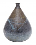 Vicco - Antonio Cordeiro (Guaxupé, MG, 1949 Caraguatatuba, SP, 1991), vaso de cerâmica artística esmaltada. Assinado Vicco . Datado 1982. Med. 44 x 18 cm de diâmetro. Participou da exposição "Esculturas e Objetos" no Masp em 1983. Marcas do tempo. Nota Biográfica: foi artesão eceramista. Iniciou sua carreira como artesãono início dos anos 1970, trabalhando comcouro, metal e madeira.Participou, em 1975, da criação do núcleopioneiro de cerâmica de alta temperatura noantigo Matadouro de Cunha, SP, juntamentecom Alberto Cidraes, Toshiyuki Ukeseki,Mieko Ukeseki, Rubi Imanishi e seu irmãoVicente Cordeiro (Vicco). No ano seguinte,trabalhou com Vicco em seu ateliê deTeresópolis, RJ. Em 1977, Toninho montouseu primeiro forno noborigama em MiguelPereira, RJ e, em 1983, um outro emCaraguatatuba, onde trabalhou os últimos8 anos de sua vida.Cordeiro começou a expor sua obra em 1974,ao participar de uma exposição coletiva naagência de publicidade Thompson, em SãoPaulo. Em 1987, aproxima-se do Projeto ArteLitoral Norte criado por Antonio Carelli eSandra Mendes, em Caraguatatuba,passando a integrar as mostras de cerâmicacontemporânea do grupo. Participa, assimdas versões 2, 5, 6, 7 e 8 do projeto, as duasprimeiras promovidas pela Secretaria deTurismo de Caraguatatuba em 1987 e 1988.Em 1989, a mostra é realizada no Sobradãodo Porto, Fundart, de Ubatuba e em CachoeiraPaulista; no ano seguinte ela acontece emSão Paulo, na Galeria Sadalla. AntonioCordeiro participou ainda da quarta versãoda Mostra Aberta de Cerâmica Arte, no MIS(1988) e da quinta, no Museu de ArteBrasileira da FAAP (1989), em São Paulo.Suas últimas participações ocorreram emcoletivas na Fundart, Ubatuba, e no CentroCultural de Caraguatatuba, em 1991, ano emque faleceu devido a um acidente de moto.Cordeiro tem duas obras públicas em Caraguatatuba: um mural de 9 metros quadradosna Câmara Municipal da cidade, cuja criaçãoele dividiu com Antonio Carelli e SandraMendes, e uma escultura em frente ao Museude Arte Contemporânea de Caraguatatuba- Macc. Em 1992 foi-lhe prestada umahomenagem póstuma no Museu de Artede São Paulo, onde esteve exposta suaescultura Figuras Entrelaçadas, que saiu doMasp, doada por sua família, diretamentepara a Estação D. Pedro II do Metrô de SãoPaulo. Na ocasião, o escritor Flávio GirãoCarvalho, afirmou textualmente sobre oartista que partiu prematuramente: AntonioCordeiro é a saga do homem tocado pelapaixão. Joga-se inteiro como hippie, artesão,operário do fazer ceramista. Desconhecea prudência do meio-termo, a precaução doresguardo. A terra, a água, o ar e o fogo,sua alquimia, sua febre, sua ternura, seudeslumbre. Ao amassar o barro, amalgama-seà argila, ao tocá-lo, torneia-se; ao queimá-lo,arde-se na matéria-prima. Todas as suasvidas sangram-se na revelação da forma,textura e cor, sonho tecido de sonhos. Nessavoragem se incorpora no brusco lance final,holocausto, linguagem do inatingível. Fonte: https://www.metro.sp.gov.br/wp-content/uploads/2023/08/Arte-no-Metro_Livro_-PDF-1.pdf