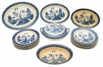 Parte de serviço de jantar de faiança japonesa, Noritake, imperial iron stone , padrão pombinho. Japão - Século XX.sendo 09 pratos rasos, med. 2 x 22,5 cm (ME); 09 pratos fundos, Med. 3 x 22,5 cm(ME); 01 saladeira , Med. 6 x 25 cm (ME) com fios de cabelo. 03 travessas ovais , Med. 3 x 22 x 30 cm; 4 x 27 x 35 cm; 3 x 20 x 28 cm (ME); 01 sopeira com tampa, Med.12 x 23 x 27 cm (ME). Ao todo 23 peças. Marcas de uso .  Preço Base - R$ 1.200,00