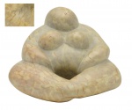 Mario Cravo Júnior (Salvador, Bahia, 1923 - Idem, 2018) , " Sem título". Escultura de mármore. Assinada. Datada de 1989. Representando Nu feminino. Med 29 x 36 x 32 cm. Peso aproximado: 35 Quilos. Marcas do tempo.  Proveniência : Coleção Hofmann, Rio de Janeiro /RJ. A obra possui o recibo de compra da época, assinado a punho pelo artista, emitido para  Sra. Hofmann em 1989. Nota Biográfica: Mario Cravo Júnior (Salvador, Bahia, 1923 - Idem, 2018). Escultor, gravador, desenhista, professor. Filho de um próspero fazendeiro e comerciante, executa suas primeiras esculturas entre 1938 e 1943, período em que viaja pelo interior da Bahia. Em 1945, trabalha com o santeiro Pedro Ferreira, em Salvador, e muda-se para o Rio de Janeiro, estagia no ateliê do escultor Humberto Cozzo (1900-1973). Realiza sua primeira exposição individual em 1947, em Salvador. Nesse ano, é aceito como aluno especial do escultor iugoslavo Ivan Mestrovic (1883-1962) na Syracuse University, no Estado de Nova York, Estados Unidos, e, após a conclusão do curso, muda-se para a cidade de Nova York. De volta a Salvador, em 1949, instala ateliê no largo da Barra, que logo se torna ponto de encontro de artistas como Carlos Bastos (1925-2004), Genaro (1926-1971) e Carybé (1911-1997). Em 1954, passa a lecionar na Escola de Belas Artes da Universidade Federal da Bahia (UFBA). Entre 1964 e 1965, mora em Berlim, patrocinado pela Fundação Ford. Retorna ao Brasil em 1966, ano em que obtém o título de doutor em belas artes pela UFBA e assume o cargo de diretor do Museu de Arte da Moderna da Bahia (MAM/BA), posição que ocupa até 1967. Em 1981 coordena a implantação do curso de especialização em gravura e escultura da Escola de Belas Artes da UFBA. Em 1994, doa várias obras para o Estado da Bahia, que passam a compor o acervo do Espaço Cravo, localizado no Parque Metropolitano de Pituaçu, em Salvador. Sua obra incorpora bases arcaicas ligadas ao universo popular baiano, apresentando também um refinamento tecnológico. A simplificação formal dessas peças, nas quais o artista busca formas puras, despojadas e relacionadas ao mundo orgânico e natural, faz com que seus trabalhos apresentem afinidades com obras de Barbara Hepworth (1903-1975) e Henry Moore (1898-1986). Nota de Transporte: Esse item não poderá ser enviado pelos correios.