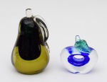 BELO CONJUNTO composto de duas frutas em cristal colorido, sendo uma pera com corpo amarelo e preto e uma maçã, com centro vazado, decorada em azul e realçada por folha de cor verde. Etiquetas da manufatura ExBor e da Bohemia Glass da República Tcheca presente só na maçã. A pera podendo ficar também em posição deitada, possue lapidação de apoio. Med. Alt 14,5 cm e Alt 9,0 cm