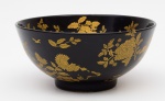 BELÍSSIMO BOWL semiesférico em porcelana chinesa, revestido por coberta preta e ornamentado a ouro por folhagens diversas. Parte interna centralizando vaso com arranjo floral. Med. Alt. 9,0 cm  e  Diâm. 20,0 cm.
