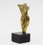 ESTATUETA em bronze polido representando nu feminino estilizado. Base retangular preta. Med. Alt. 14,0 cm.