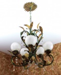 BELO LUSTRE para 5 luzes em metal patinado verde, construído com braços recurvos realçados por folhagens douradas e pingentes em cristal lapidado. Montagem circular em dois níveis, sendo o de baixo com bobeches florais e globos fosqueados, encimado por hastes em arabescos, rematadas por corrente com canopla dentada ao topo. Med. Alt. 60,0 cm Diâm. 55,0 cm.