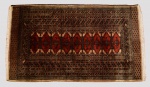 TAPETE - Antigo tapete paquistanês com decoração Bukhara. Med. 1,56 m X 0,92 m