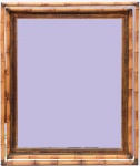 BELO ESPELHO de parede, de formato retangular vertical, bordado por friso em madeira lisa acoplado a duas varas em bambu. Med. 96,0 cm X 81,0 cm. OBS: (Pode ser usado também na horizontal).
