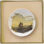GIOVANNI CASTAGNETO (1851-1900)  Rara pintura policromada sobre prato em porcelana, representando marinha com barcos. Assinada e tendo resquícios de datação no C.I.D. Montagem em quadro de parede. Acompanha documento de transferência de propriedade lavrado em cartório e carta de doação da obra dos antigos proprietários. Med. Diâm. 34,0 cm