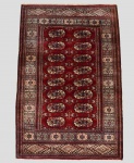 TAPETE paquistanês com desenho de Bukhara em fundo vermelho. No Estado. Med. 1,38 m X 0,90 m.