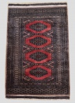 TAPETE paquistanês com desenho de Bukhara com 4 medalhões. OBS: Marcas de uso. Med. 1,20 m X 0,75 m.