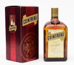 COINTREAU - Uma garrafa de licor francês lacrada, de 1 Litro, com teor de 40%, porém sem garantia do conteúdo, com sua caixa original.