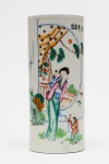 VASO CILÍNDRICO em porcelana chinesa decorada em esmaltes policromados da Família Rosa. Bojo reto, realçado por cena de jardim com mãe e filhos, encimada por pequeno poema assinado. Marca e selo de exportação sob a base. Séc. XIX. OBS: Defeito na parte inferior na parte frontal. Med. Alt. 27,5 cm  Diâm. 12,5 cm.