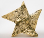 BELÍSSIMA ESCULTURA em bronze dourado bruto, no formato de estrela estilizada com cinco pontas. Med. Alt. 43,0 cm   Larg. 51,0 cm   Prof.  16.0 cm.