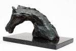 BELA ESCULTURA em bronze patinado representando cabeça de cavalo. Assinatura inelegível e datada 85.. Base retangular de cor preta. Med. Alt. 21,0 cm  Compr. 35,0 cm. Base :  40,0 cm X 25,0 cm.