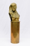 ESPECIAL ESCULTURA contemporânea em bronze representando busto feminino com véu sobre a cabeça. Sem assinatura. Acompanha coluna em forma de cápsula de bala de canhão em bronze amarelo.  Med. Alt. 54,0 cm  Larg. 43,0 cm  Coluna: Alt. 69,0 cm Diâm. 29,0 cm.