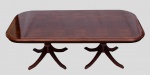 EXCELENTE MESA DE JANTAR estilo inglês em madeira nobre, ornamentada por friso em marqueterie. Tampo retangular com bordas caneladas e salientes, rematado por extremidades em meia lua. Colunas retas, torneadas e aneladas, apoiadas em pernas curvilíneas e filetadas. OBS: Posuem marcas de uso. (Pouco arranhões no tampo). Med. Alt. 0,76 m Compr. 2,15 m Larg. 1,20 m