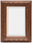 ANTIGO ESPELHO retangular bisotado de parede. Moldura em madeira esculpida e ornada por frisos estilizados e faixa com florões. Italia século XX. Med. 48,0 cm X 36,0 cm.