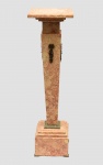 ANTIGA COLUNA em mármore rajado em tons amarelos ealaranjados, de secção quadrangular, ornada nas laterais por estilizações embronze e friso dourado na base. Prateleira saliente, montada em degraus.Pedestal no formato de cubo, acompanhando o estilo e apoiado em pequenassapatas. Med. Alt. 96,0 cm  Tampo 32,0 cm X 32,0 cm  Base 25,0 cm X 25,0 cm.