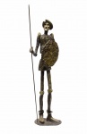 DON QUIXOTE - Escultura de Don Quixote em bronze patinado.Apresenta-se o engenhoso fidalgo segurando lança e escudo, de pé sobre base ovalada. Med. Alt. 1,10 m