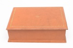 CAIXA de mesa, para chá, em madeira de formato retangular com bordas salientes. Tampa realçada por friso estilizado dourado com iniciais E.Z.no canto inferior direito. Parte interna com divisórias. Med. Alt. 10,0 cm Compr. 31,0 cm e Larg. 23,0 cm.