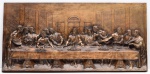 GIANNINI -  Placa italiana em bronze patinado, de formato retangular, moldada e cinzelada, ornada em relevo com cena representando AÚltima Ceia. Assinada no C.I.D. Med. 47,0 cm X 95,0 cm.