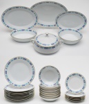 RC JAPAN - Parte de um Serviço de jantar em porcelana japonesa, decorado em tons de azul. Bordas ornamentadas por adornos geométricos em tonalidades turquesa e azul noturno, realçadas com filetes dourados. Constando de 1 sopeira circular, 1 saladeira, 1 travessa oval funda, 3 travessas ovais de tamanhos diversos, 12 pratos fundos, 10 pratos rasos e 7 pratos de sobremesa. Total : 35 peças. Sob as bases,marcas da manufatura e do modelo Blue Ribbon.