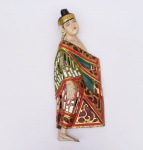 ESCULTURA TAILANDESA de parede em madeira policromada, realçada por pequenos espelhos embutidos, representando perfil de mulher tailandesa com trajes típicos. Med. Compr.60,0 cm