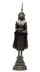 ESCULTURA TAILANDESA em bronze patinado,representando Budha de pé com uma tigela de esmolas nas mãos. É popularmente chamado de Budha da Quarta Feira. Esta postura é chamada Pang Umbat, que significa cuidar dos outros recebendo oferendas. Base construída em degraus. Med. Alt.  98,0 cm. OBS: (Marcas de do tempo e marcas de uso). ATENÇÃO: RETIRADA DO LOTE NA PRAIA DO FLAMENGO MEDIANTE AGENDAMENTO PRÉVIO